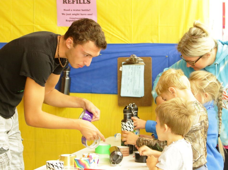 Kids decorate their reusable water bottles at the exhibit for the 2015 Klickitat County Fair.