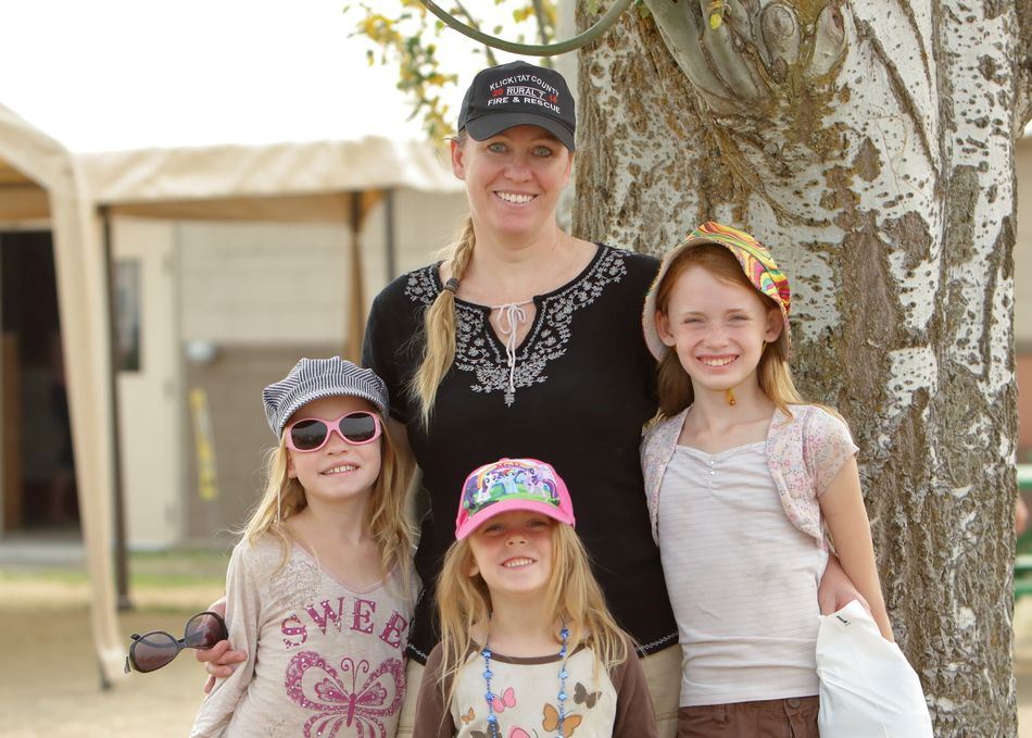 A woman and three children stand together at the 2015 Klickitat County Fair.